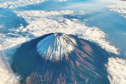 海外「クールだね！これはなかなか見れない光景だよ！」飛行機から見た富士山の写真（海外の反応）