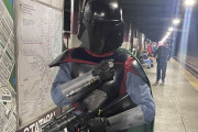 ライフル銃で武装したボバ・フェットが駅に現れる！警察が出動するもただのコスプレだった