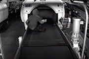 【動画】ミネアポリスの空港で9歳の男の子がベルトコンベアに侵入して流されてしまう。