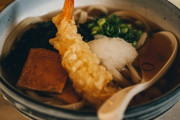 【食】「あんな真っ黒けなうどん」「薄いけど塩分が濃いでしょ」…関東VS関西うどんの“黒いつゆ”問題のすれ違い