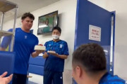 DeNAオースティン、誕生日の細川にケーキのサプライズ☺️✨