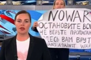フランス大統領「ロシアの国営テレビで生放送中に乱入して反戦を訴えた女性の亡命を受け入れる。こちらで保護する」