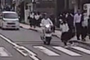 【動画】 どちらが悪い？ 横断歩道で女学生とバイクが接触する衝撃ドラレコ動画が話題に