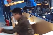 【動画】中国、飲食店で男がラーメンの残り汁を女性客の頭にぶっかけ一目散に逃走！