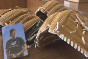 大谷翔平が寄贈したグローブ、なぜか市役所で展示される