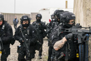 G36アサルトライフルで武装した英警察部隊が米軍基地の訓練施設を活用して野外対テロ訓練を実施！