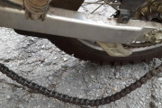 【悲報】走行中にバイクのチェーン切れた…