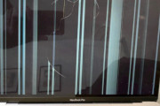 【怖い】『M1 MacBook』普通に使っていただけで画面が割れたという報告相次ぐ・・・