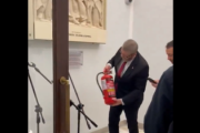 【動画】ポーランド国家議員、議会にある「ユダヤ教の象徴７本の燭台」に消火器ぶっ放して消してしまうｗｗｗｗ
