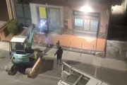 【動画】イタリアの強盗、郵便局のATMを重機で豪快に持ち去る。