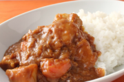 彼がカレーを作ると１００％なにか隠し味を入れようとする。カレールウを作った企業が研究を重ねて最良と判断した味を愚弄するなんて…