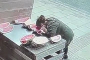 スイカをかじって逃げた女性　「ラマダンの最中でお腹が空いていた」