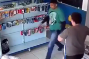 【動画】強盗さん　銃を抜く前に店員に射殺され重体