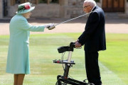 キャプテン・トムからサー・トム、99歳のムーア退役大尉にナイトの爵位…新型コロナ寄付金で！