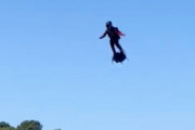【動画】フランスでジェットパック飛行マンが墜落してしまう事故。