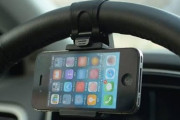 車のハンドルにスマホ固定するホルダーで良いのない？