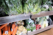 スーパーからめっきり減った「はだか売り」　野菜にプラ包装必要か、昔はバンド巻くだけだったのに