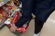 Z世代、今度はスーパーでお菓子を詰めまくる。