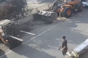 【動画】上げていたフォークリフトの爪にバイクの少年が突っ込んでしまう事故。