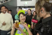 【X】フェミ「野球場で女の子が10kg以上する重いビールタンク背負って売り回るって外国から見たら異様な光景」 ネット民「女性が実力で男性を追い出し勝ち取った職場なんだが」