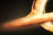 ブラックホールに吸い込まれても生還した珍しい星を発見！