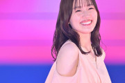日向坂46佐々木美玲、肩出しワンピでほっそり二の腕際立つ【GirlsAward 2024 S／S】