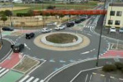 【動画】踏切と隣接したラウンドアバウト、デッドロックしそう