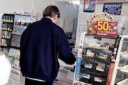 【動画】ルール違反？コンビニのレジに計量器を持ち込んでポケカの重さを量るツワモノが撮影されるｗｗｗｗ