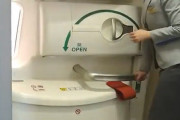 【動画】各国の客室乗務員の航空機のドア閉めの比較、日本だけが違うと高評価！