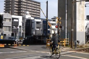 【動画】こんなに怖い高齢者の自転車。踏切無謀横断で危うく人身事故に。