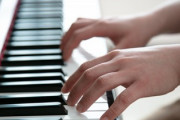 【衝撃】母親「息子、耳が悪いのかしら…」　ピアノの先生「いや、違うぞ」→