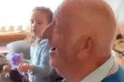 【動画】ワールドカップを家族みんなで見ようとしたおじいちゃんの悲劇。