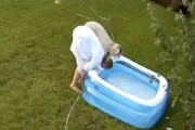 子供用プールを片付けようとしたこの2人ワロタｗｗｗｗｗｗ