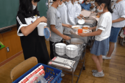 【海外の反応】日本の給食風景を見て「子供のために引っ越したい」「どの国より進んでいる」「健康的、日本人が長生きなのが分かるよ」