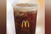 米マクドナルドさん、ストロー不要の蓋を導入するも何かがおかしい