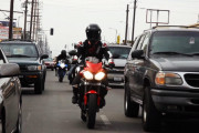 何でバイクのすり抜け行為は許されてんの？