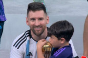 【アルゼンチン代表】「こんなメッシ見たことない」トロフィーを手に息子とおどける貴重映像 公式が捉えた「おどけるメッシ」が話題