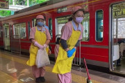外国人「日本の電車を綺麗にしてくれる清掃員さん、いつもありがとうございます」