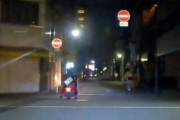 【動画】ドミノピザのバイトさん、配達バイクにノーヘルの女性乗せ一方通行を逆走ｗｗｗｗｗｗｗｗ