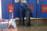 【動画】ロシアの大統領選挙､兵士がちゃんと候補者の名前を記入しているかチェックしてくれる親切仕様だった