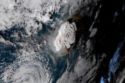【速報】トンガの大噴火、爆発規模が関東の面積に匹敵・・・まだ首都と連絡取れず国ごと安否不明