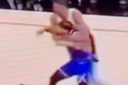 【NBA】ウェンバンヤマがホセ・アルバラードの首を掴んで投げ飛ばすもファウルなし…