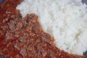 年に一度くらい、ナポリタン 　カレー　とんかつ　ピラフが一緒にのったプレートを無理やり食べさせられる夢を見る