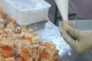 【動画】中国あるある、ニセ食品！カニ殻の中に偽カニ肉を詰める作業がこちら！