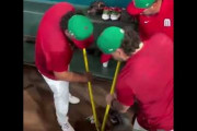 WBCメキシコ代表が試合後にベンチを掃除する様子にMLBファン騒然！←「日本のサッカーチームを手本にした」（海外の反応）