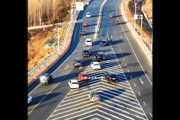 大混乱。明らかに設計がおかしいように思える中国の道路を空撮。
