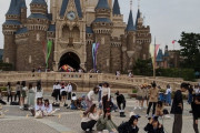 【動画】ディズニーランドとUSJ、もはや「TikTokを撮る場所」になってしまうｗｗｗ