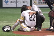 周東佑京、投球が右ひざ付近に直撃し途中交代