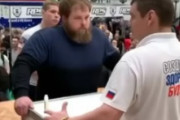 【ロシア】テーブルをはさんで男たちがビンタの張り合いで真っ向勝負するビンタコンテストが海外で話題に