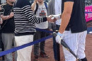 【動画】 謎の日本人、ヤンキースのスター選手から続々と握手を求められ現地記者困惑・・